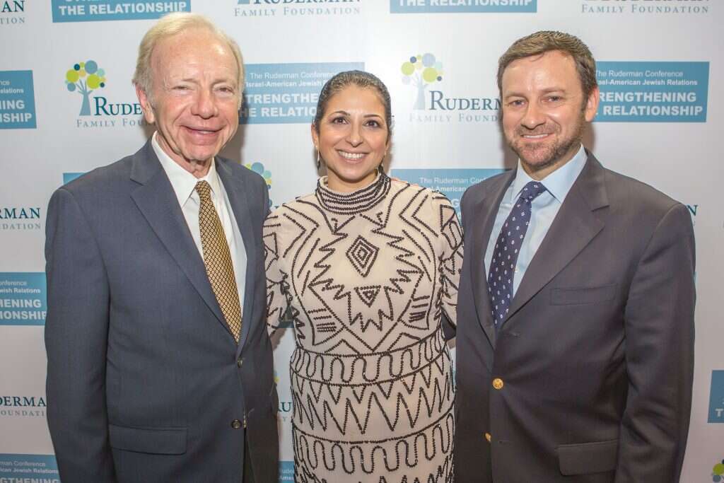 שירה וג'יי רודרמן עם הסנטור לשעבר ג'ו ליברמן בביקורו בישראל. | הרשל גוטמן שירה וג'יי רודרמן עם הסנטור לשעבר ג'ו ליברמן בביקורו בישראל. | הרשל גוטמן