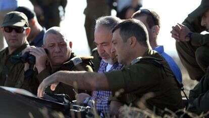 ליברמן בסיור בגבול הצפון. | אריאל חרמוני, משרד הביטחון