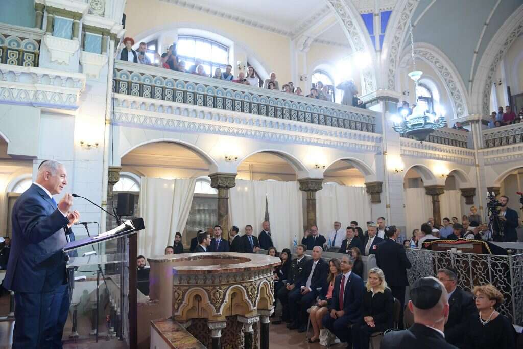 נתניהו נושא דברים בפני הקהילה היהודית, ובמחלקה לספרות יהודית בספריה הלאומית בווילנה. | עמוס בן גרשום, לע''מ