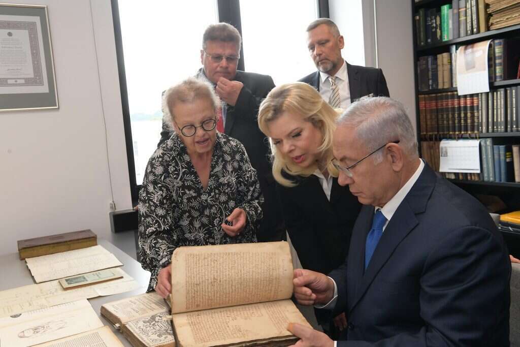 נתניהו ורעייתו שרה בקהילה היהודית, ובמחלקה לספרות יהודית בספריה הלאומית בווילנה. | עמוס בן גרשום, לע''מ