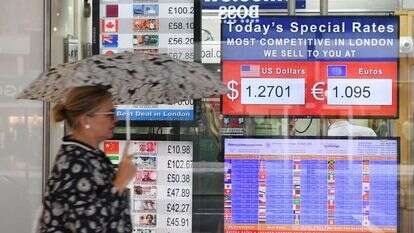 חלפן כספים בלונדון בשבוע שעבר. | EPA חלפן כספים בלונדון בשבוע שעבר. | EPA