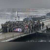 חיילים מצבאות ארה"ב ודרום קוריאה מצטלמים לאחר תרגיל משותף. | AP