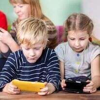 ילדים עם מסכים | שאטרסטוק
