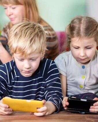 ילדים עם מסכים | שאטרסטוק