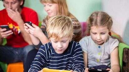 ילדים עם מסכים | שאטרסטוק