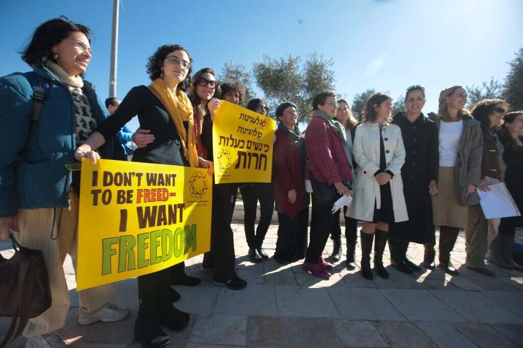 "לא מבין למה נותנים לגברים כל כך הרבה שליטה". הפגנה למען עגונות. | אורן בן חקון
