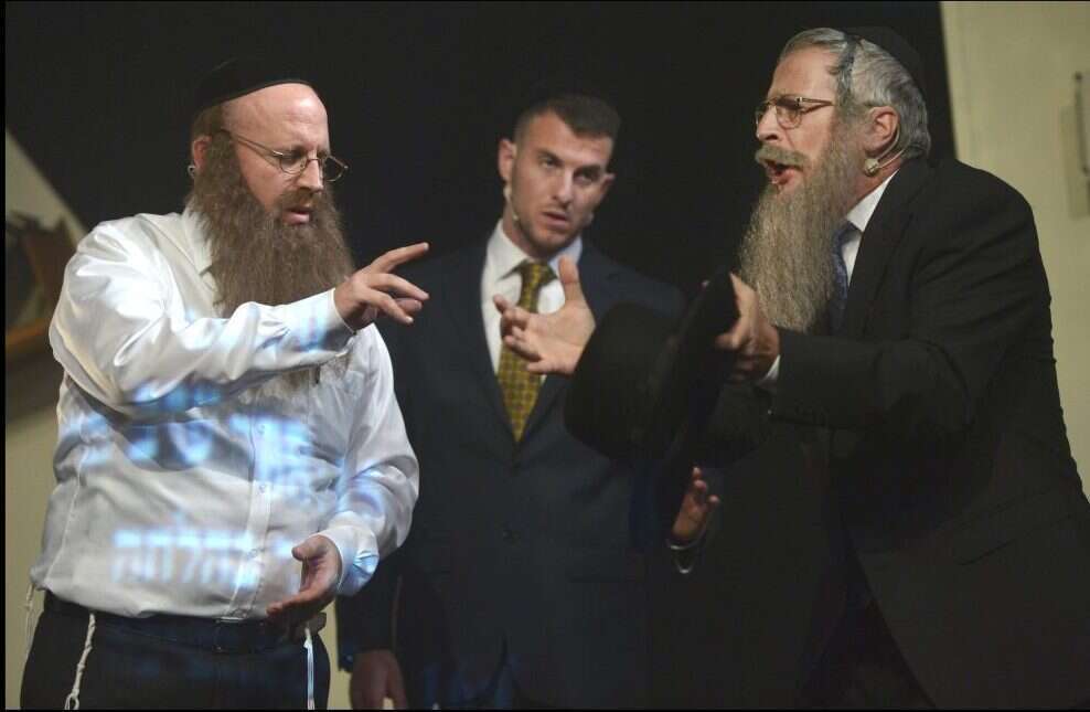 שכטר (מימין) מתוך ההצגה "שברי לוחות". | יוסי צבקר