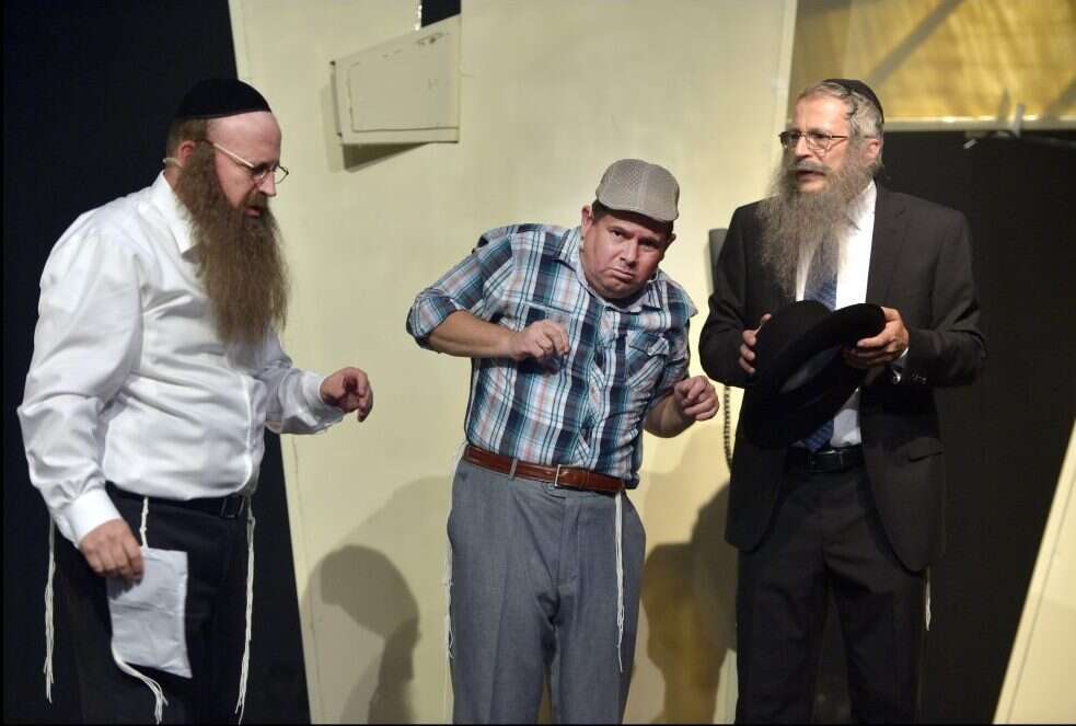 שכטר (מימין) מתוך ההצגה "שברי לוחות". | יוסי צבקר