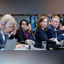 הנציגה האמריקנית ג'ניפר ניוסטד מביטה לעבר נציג איראן. | AFP