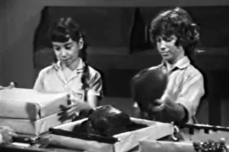 ירמי קפלן בתוכנית Neighbours בטלוויזיה החינוכית. | מסך