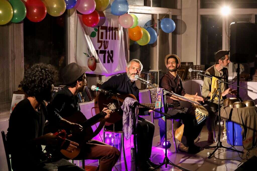 אביתר בנאי בחווה של אדם. | אריאל זנדברג