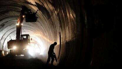 כריית מנהרה. | שאטרסטוק