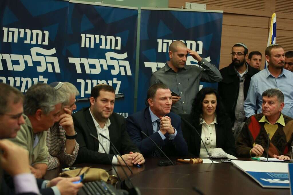 יוסי דגן וחברי הכנסת של הליכוד . | מרים צחי