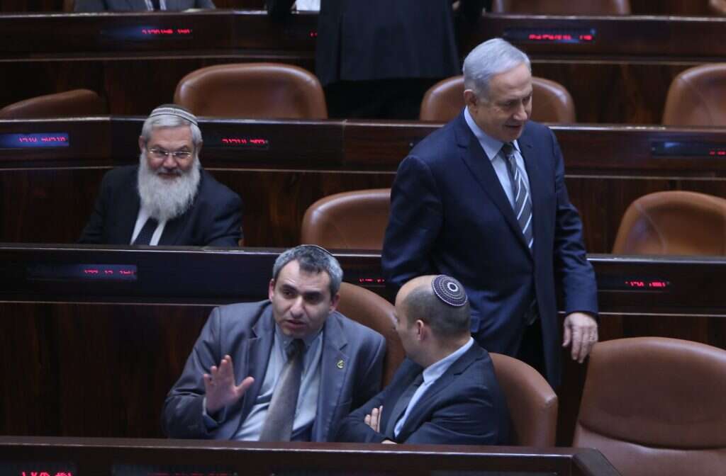 בנימין נתניהו, נפתלי בנט וזאב אלקין במליאה. | מרים צחי