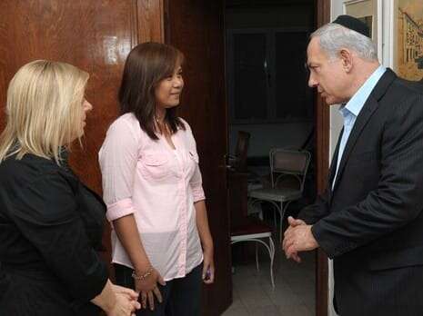 ראש הממשלה נתניהו ורעייתו שרה נפרדים מהמטפלת של אביו בנציון ז"ל. 10 מיליון פיליפינים עובדים ברחבי העולם. | תקשורת ראש הממשלה