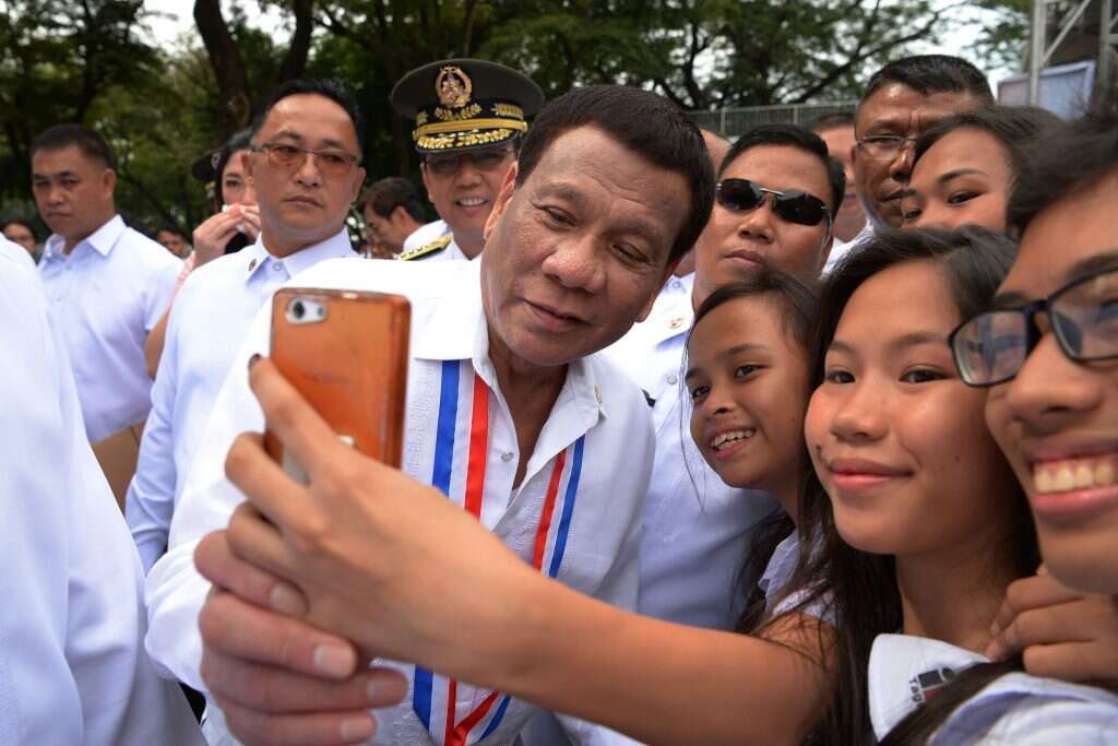 רודריגו דוטרטה מצטלם עם תושבים במנילה. | AFP