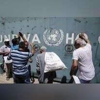 עובדי אונר"א מפגינים נגד הקיצוצים בתקציב הסוכנות. | AFP