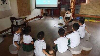 קיקו וילדי גן בביג'ינג. | AFP