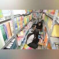 נערות בחנות ספרי לימוד. | דודו גרינשפן