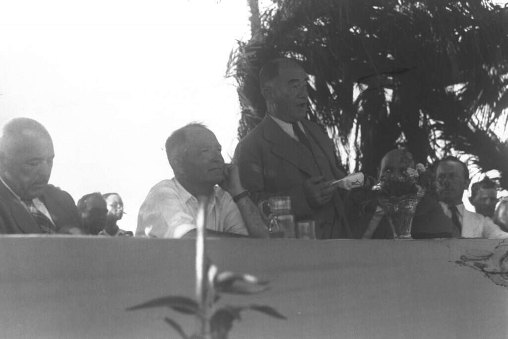 ד"ר ארתור רופין נואם בטקס העלייה לקרקע של קיבוץ חולדה. | קלוגר זולטן, לע"מ