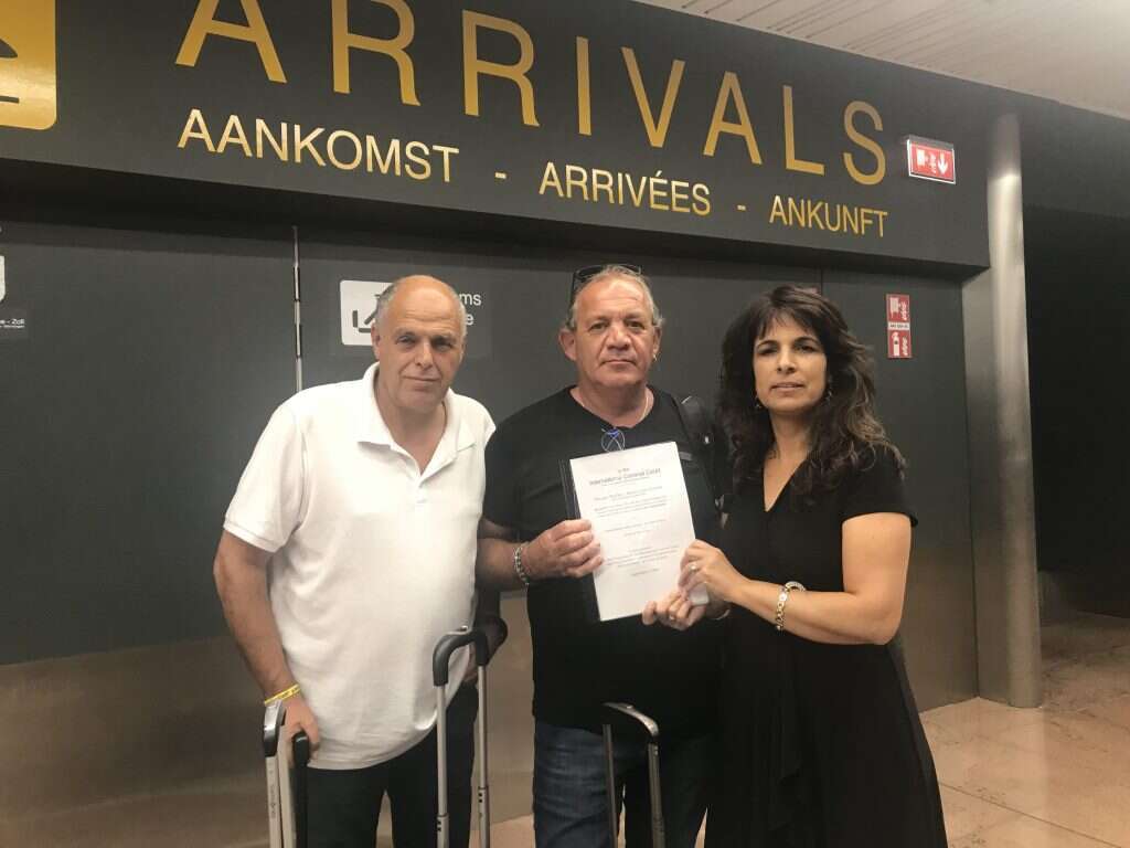 החקלאים מעוטף עזה בשדה התעופה בהולנד. בדרך להגיש את התביעה נגד חמאס. | שורת דין