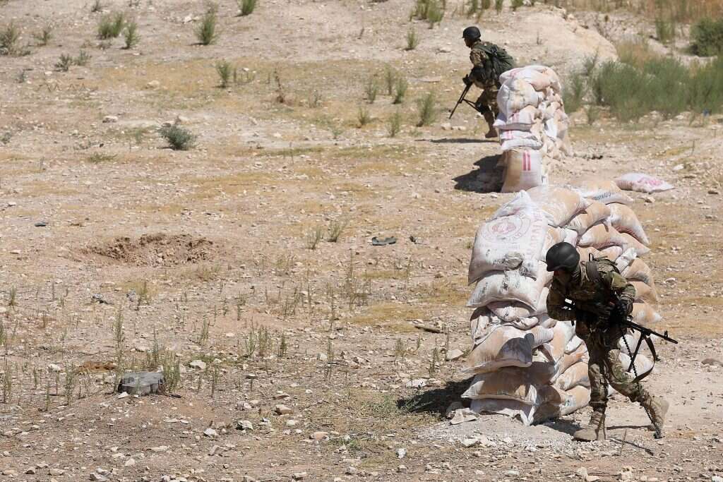 מורדים סוריים מתכוננים לקרבות בצפון אידליב. | AFP