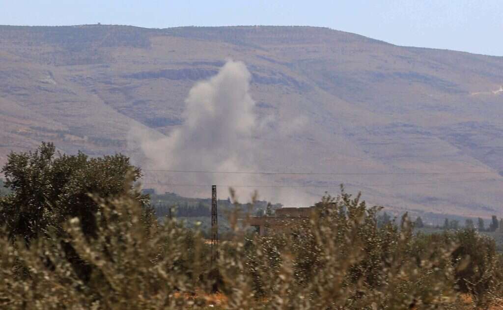עשן עולה מעיר בדרום-מערב אידליב, לאחר הפצצות כוחות הממשל באזור. | AFP