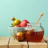 דבש ורימון. | שאטרסטוק