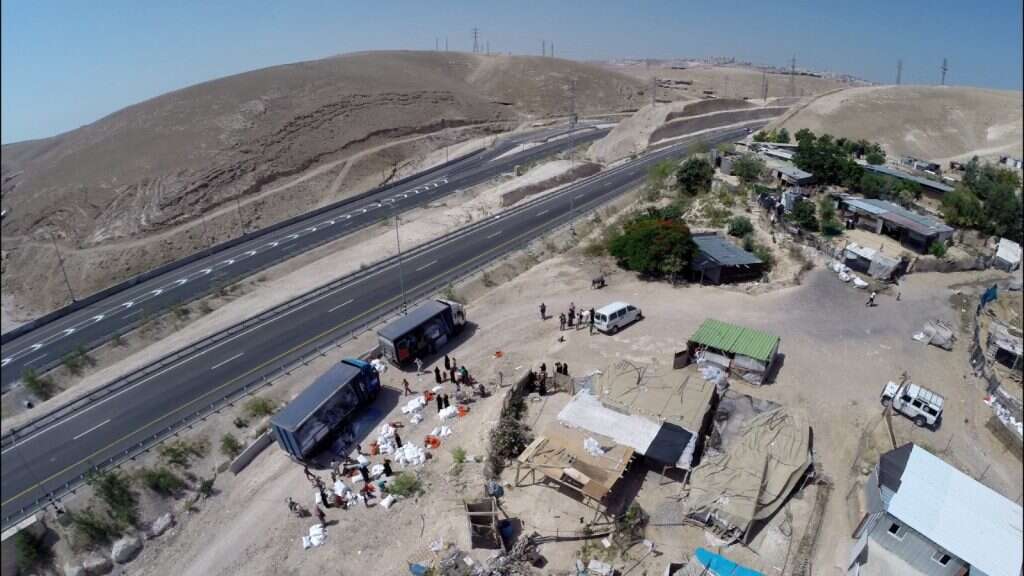 חאן אל אחמר. | תנועת רגבים