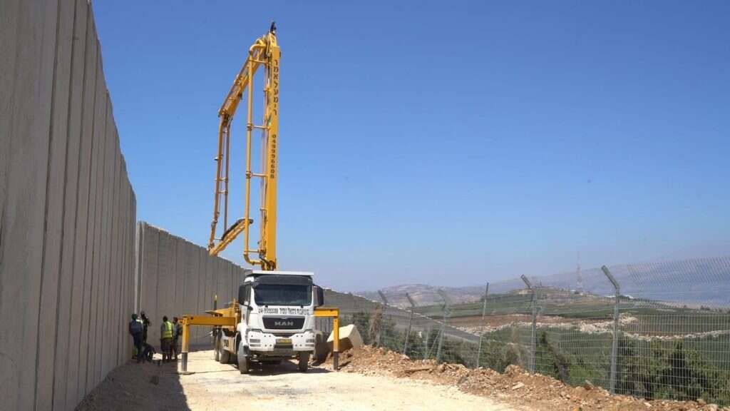 עבודות ההקמה של גדר הביטחון בגבול לבנון. | דובר צה''ל