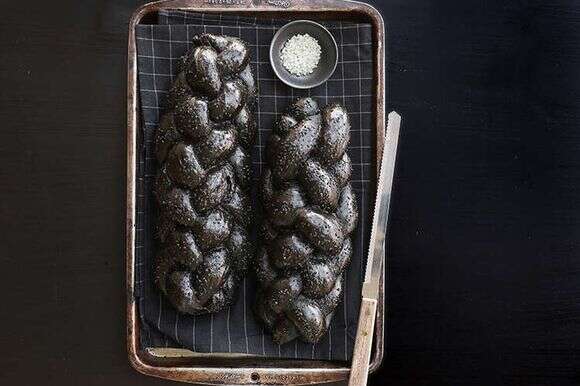 חלה טבעונית בגרסאות שחור או לבן. | אפרת ליכטנשטט