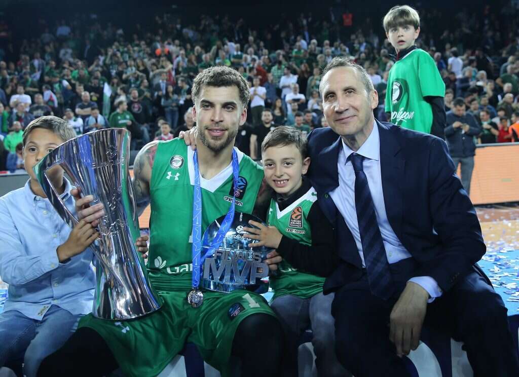 בלאט וסקוטי וילבקין חוגגים זכייה ביורוקאפ. | גטי אימג'ס