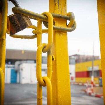 שביתה במפעל. | אילוסטרציה: אנצ'ו ג'וש ג'יני