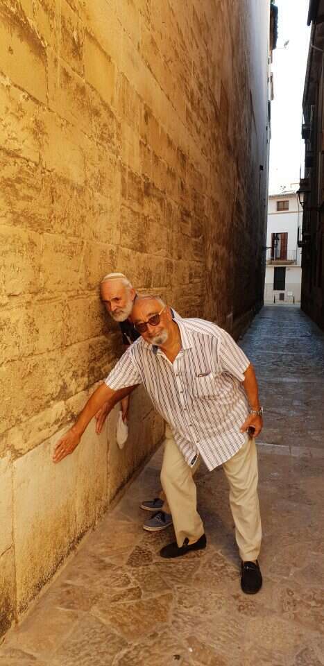 צ'ואטס בפלמה דה מיורקה נוגעים באבני בית הכנסת שהפך לכנסיה