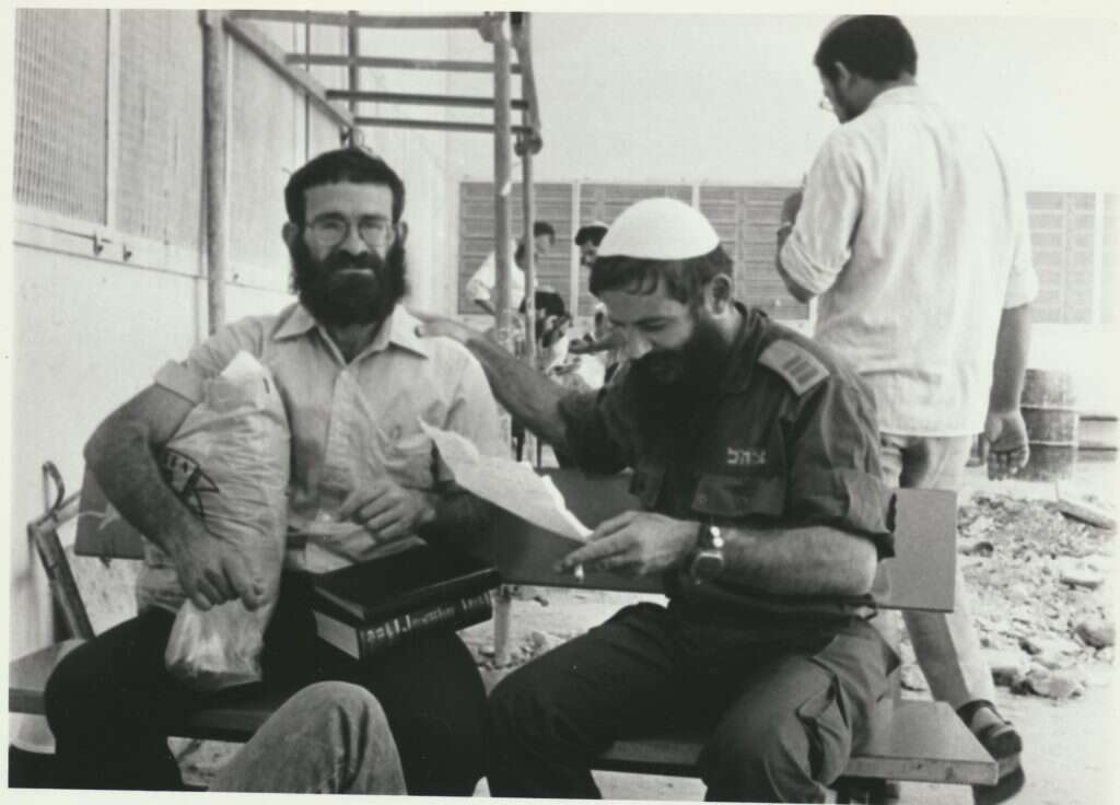 ישועה בן שושן (מימין, לבוש מדים). | חגי סגל ישועה בן שושן (מימין, לבוש מדים). | חגי סגל