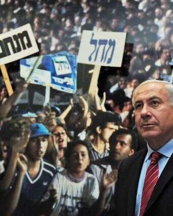 בנימין נתניהו על רקע תמונה מהפגנת הליכוד בעבר. | קובי גדעון, לע''מ