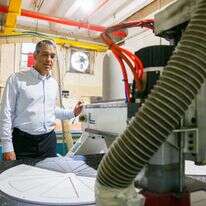 שי רינסקי בביקור במפעל לייצור מתקנים לגני שעשועים באשקלון. | לירון מולדבן