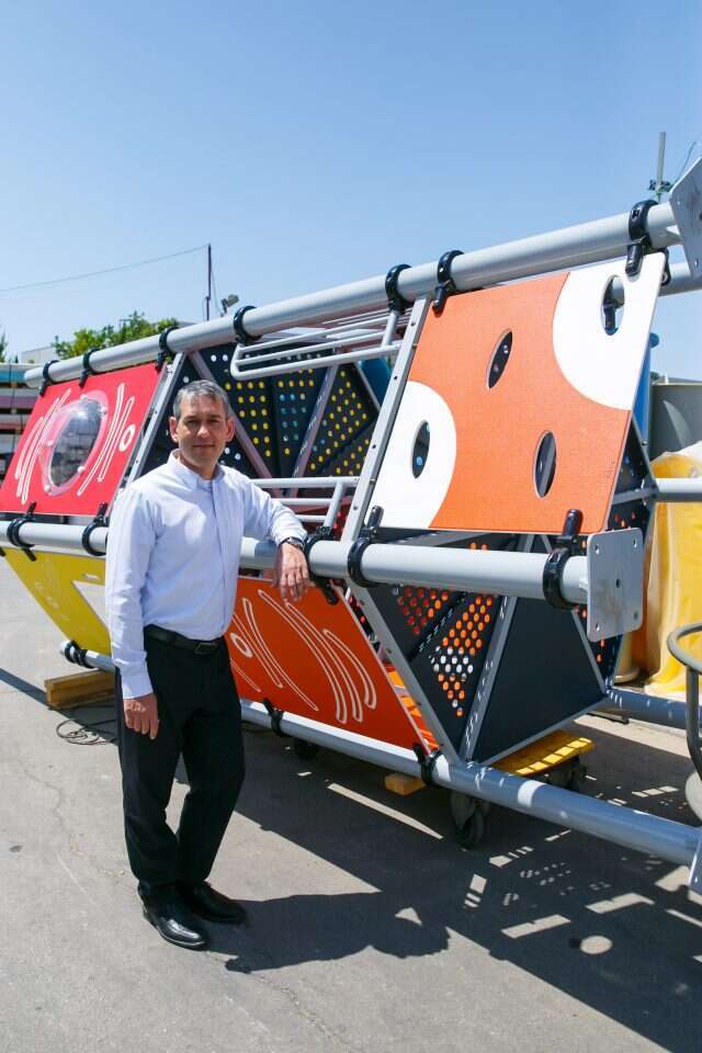 שי רינסקי בביקור במפעל לייצור מתקנים לגני שעשועים באשקלון. | לירון מולדבן