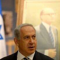 נתניהו נואם על רקע דיוקנו של מנחם בגין ז"ל. | עמוס בן גרשום, לע''מ