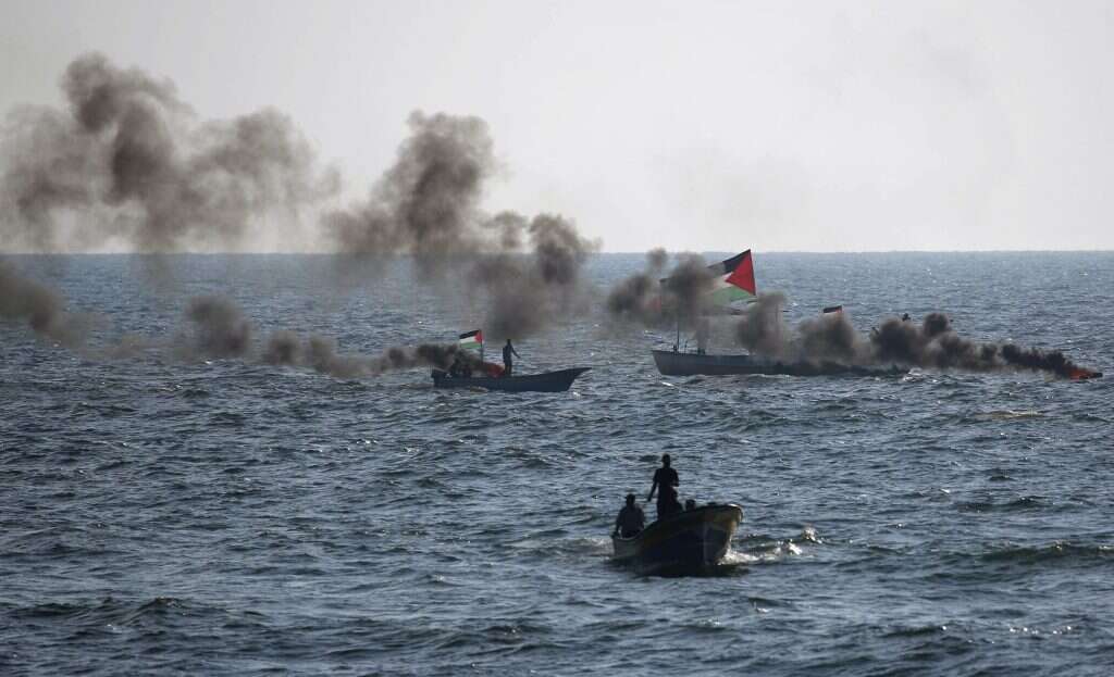 פלסטינים מתפרעים בגבול הימי בין ישראל לעזה. | AFP