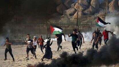 פלסטינים מתפרעים על הגדר בימי ראש השנה. | AFP