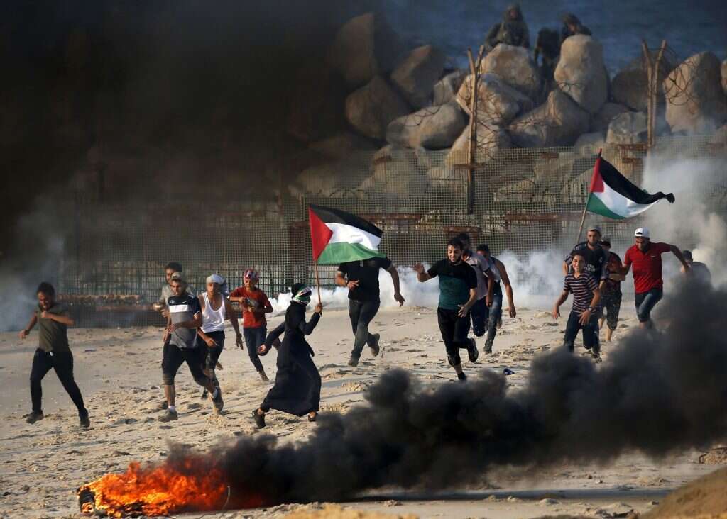 פלסטינים מתפרעים על הגדר בימי ראש השנה. | AFP פלסטינים מתפרעים על הגדר בימי ראש השנה. | AFP