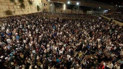 רבבות ישראלים באירוע הסליחות המסורתי ברחבת הכותל המערבי. | עזרא לנדאו רבבות ישראלים באירוע הסליחות המסורתי ברחבת הכותל המערבי. | עזרא לנדאו
