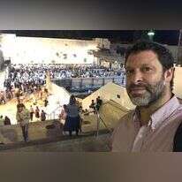 ארי פולד הי"ד בביקור בכותל המערבי, חודש לפני שנרצח. | מסך מתוך פייסבוק