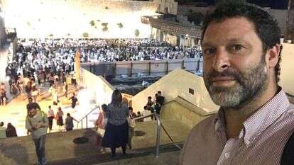 ארי פולד הי"ד בביקור בכותל המערבי, חודש לפני שנרצח. | מסך מתוך פייסבוק