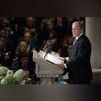 ג'ורג' בוש סופד לסנטור ג'ון מקיין. | EPA