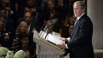 ג'ורג' בוש סופד לסנטור ג'ון מקיין. | EPA ג'ורג' בוש סופד לסנטור ג'ון מקיין. | EPA