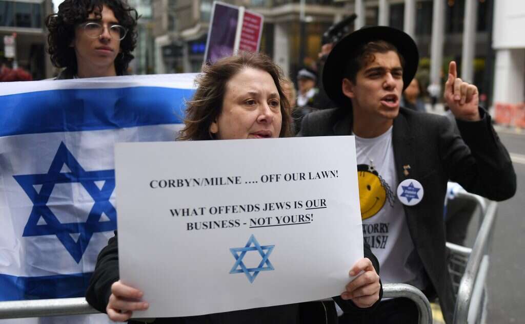 הפגנה נגד קורבין באנגליה. | EPA