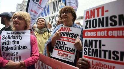 הפגנת תמיכה בקורבין באנגליה. | EPA