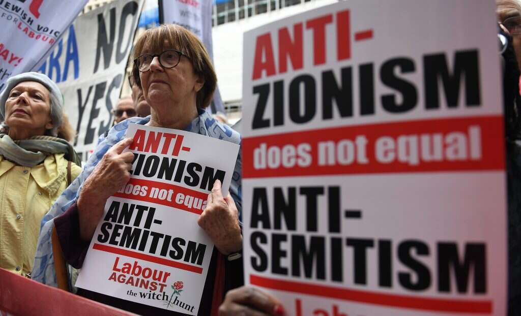 הפגנת תמיכה בקורבין באנגליה. | EPA